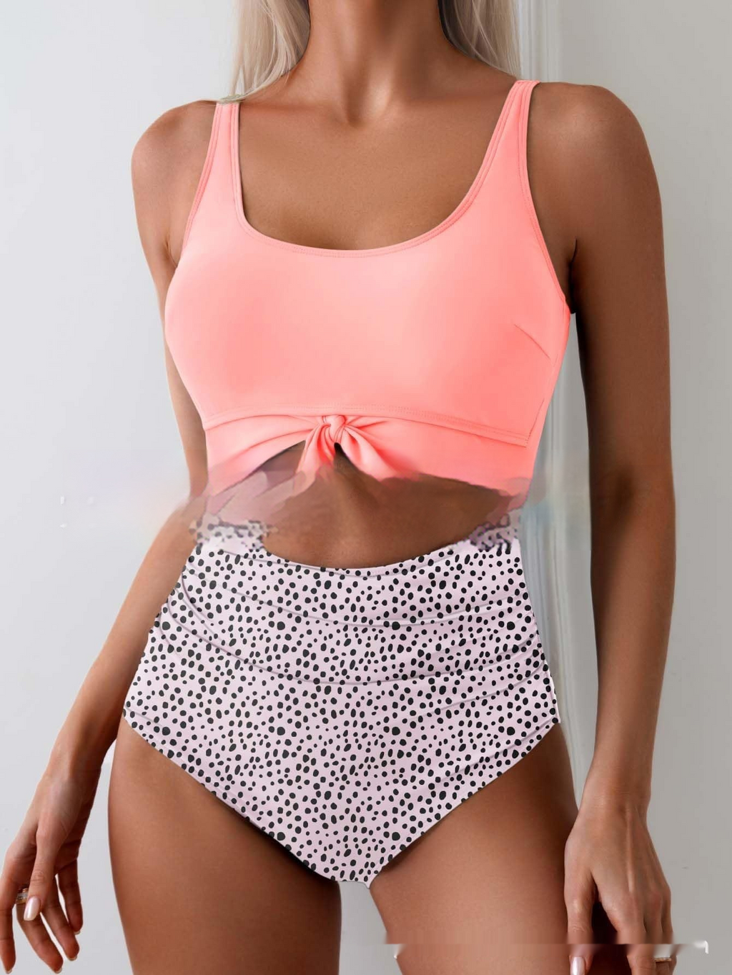Traje de baño de una pieza para mujer con tirantes y bloques de color, que cubre el abdomen.