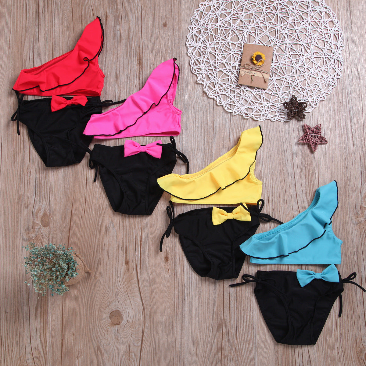 Traje de baño de dos piezas para niñas con volantes en los hombros y lazo, ideal para el verano.