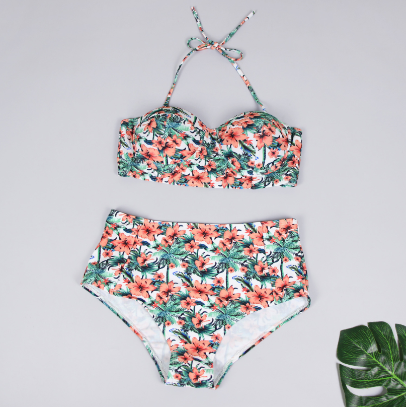 Traje de baño de dos piezas estampado con un diseño elegante.