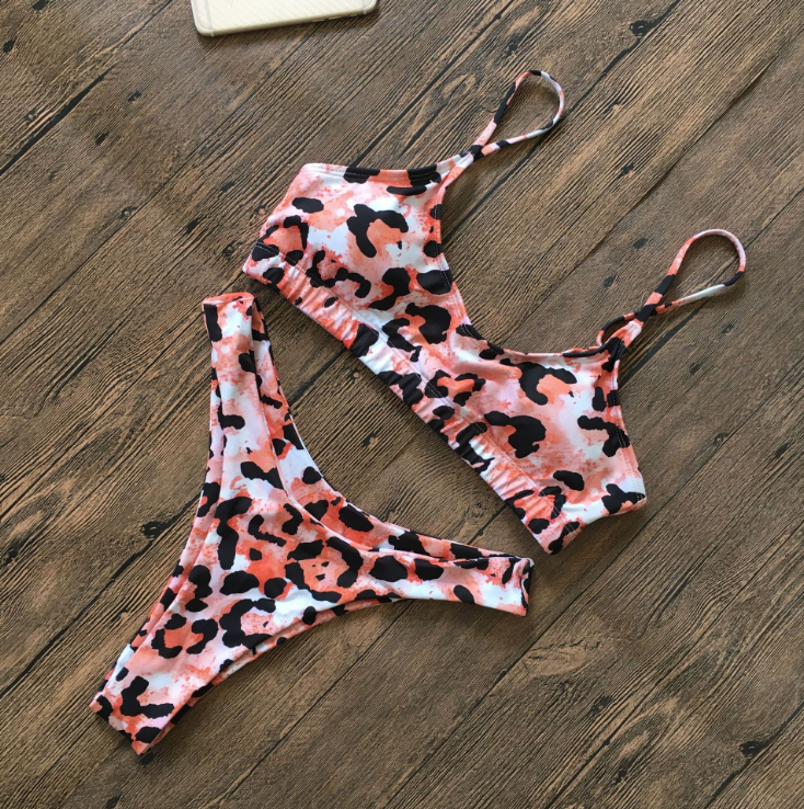 Conjunto de bikini elegante con estampado de leopardo y relleno.