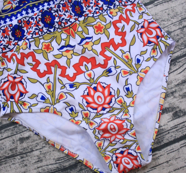 Traje de baño estampado con tirantes ajustables y espalda con lazo.