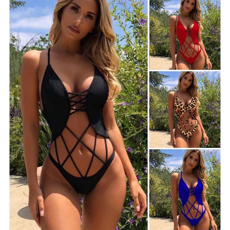 Traje de baño de una pieza y bikini con diseño sin espalda.