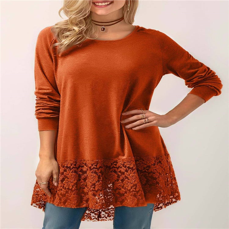 Camiseta de manga larga con capucha y pespuntes de encaje.