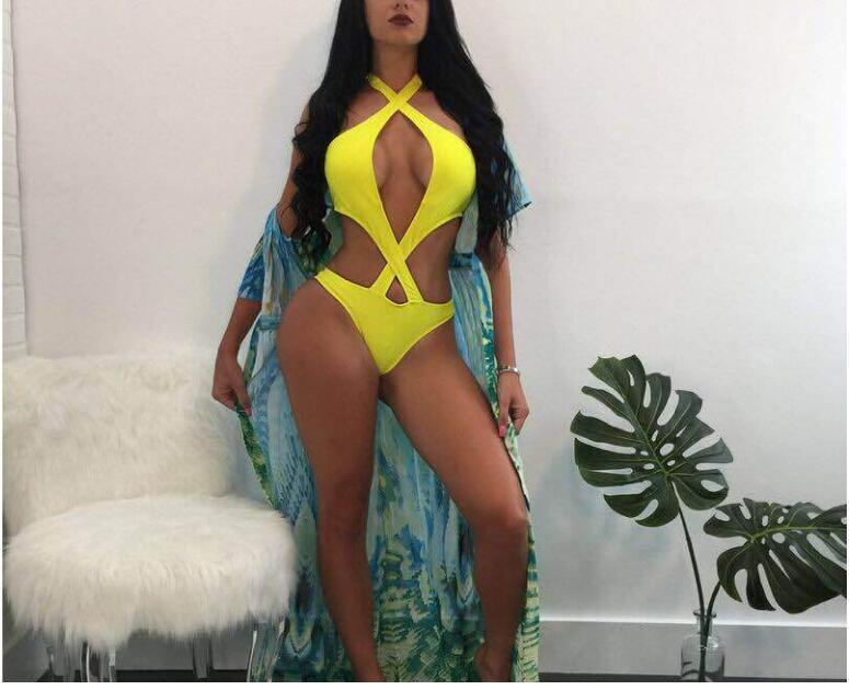 Diseño de traje de baño bikini de color liso con espalda cruzada