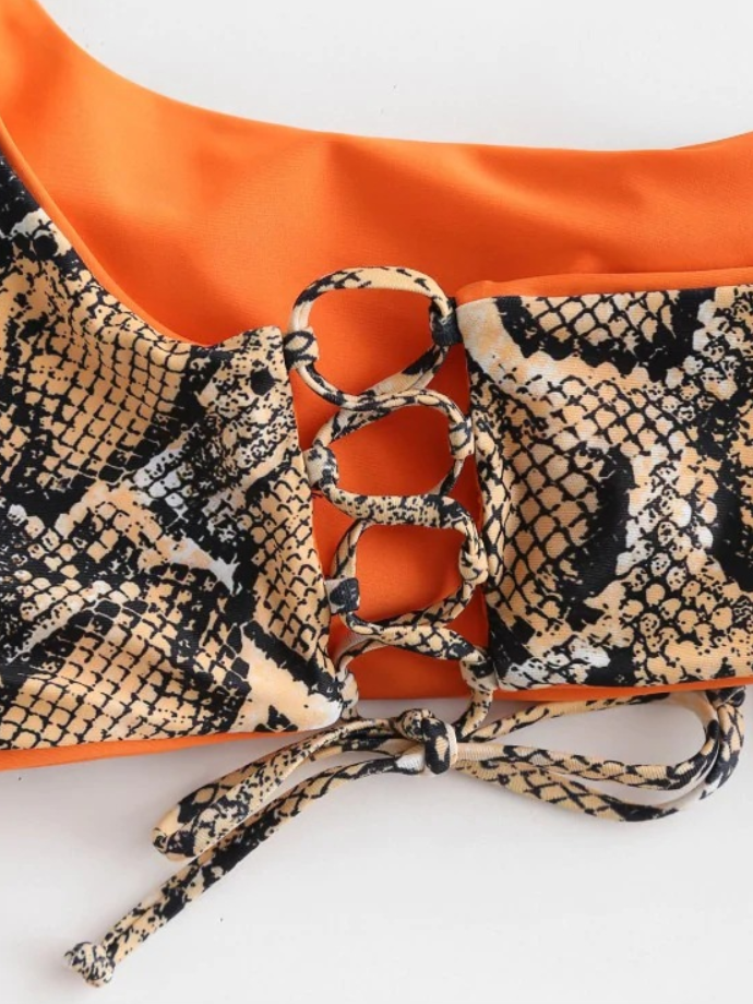 Traje de baño asimétrico con estampado de serpiente