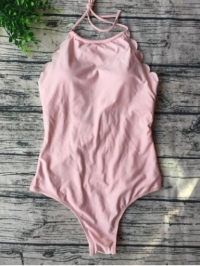 Traje de baño de una pieza con volantes y diseño de ondas.