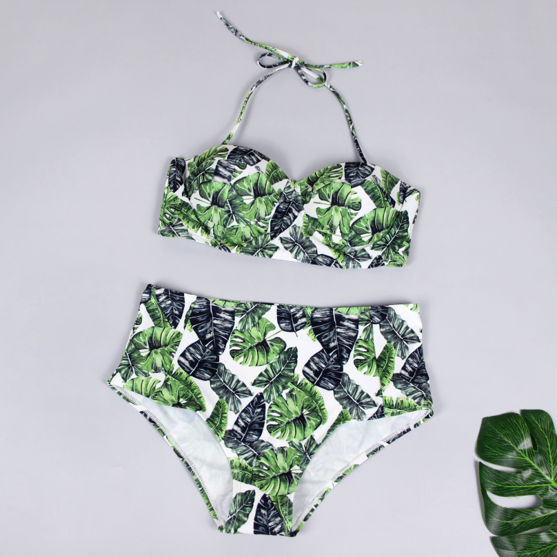 Traje de baño de dos piezas estampado con un diseño elegante.