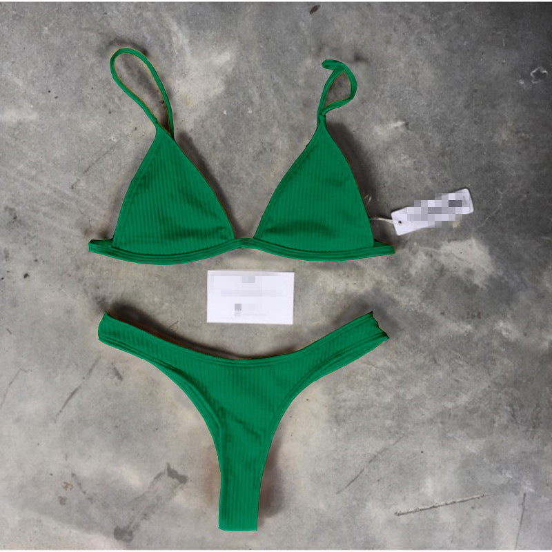 Traje de baño de dos piezas de color liso con braguita tipo tanga.