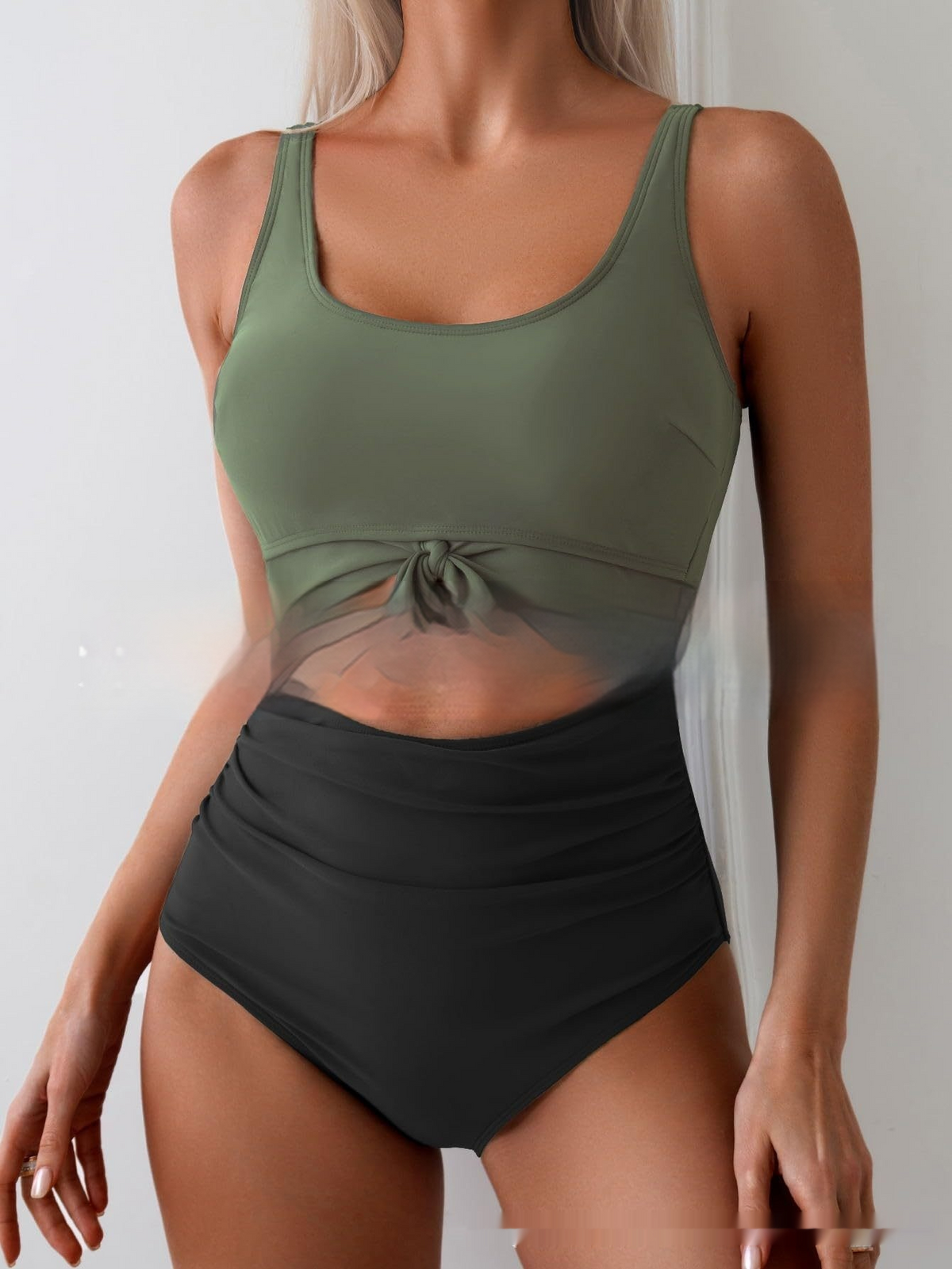 Traje de baño de una pieza para mujer con tirantes y bloques de color, que cubre el abdomen.