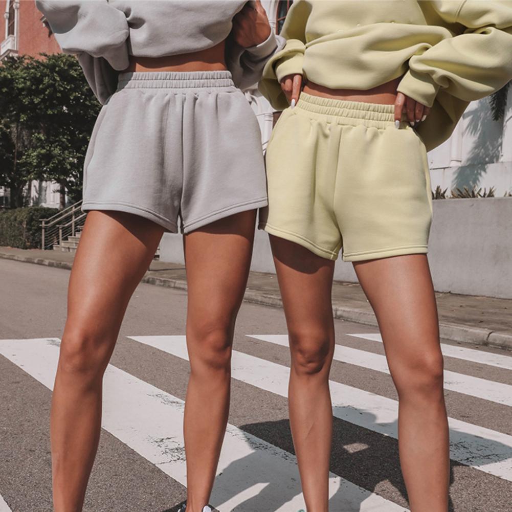 Traje de moda informal moderno para mujer al aire libre