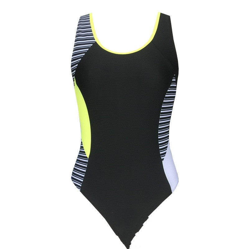 Traje de baño de una pieza a rayas de color liso que estiliza la figura