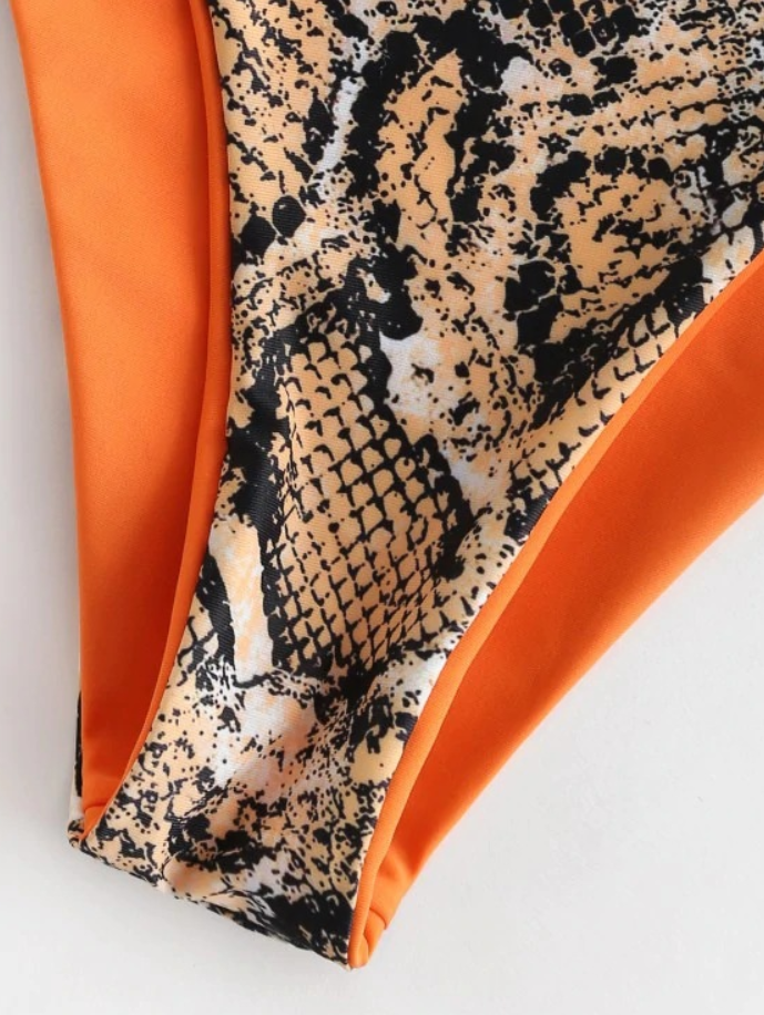 Traje de baño asimétrico con estampado de serpiente