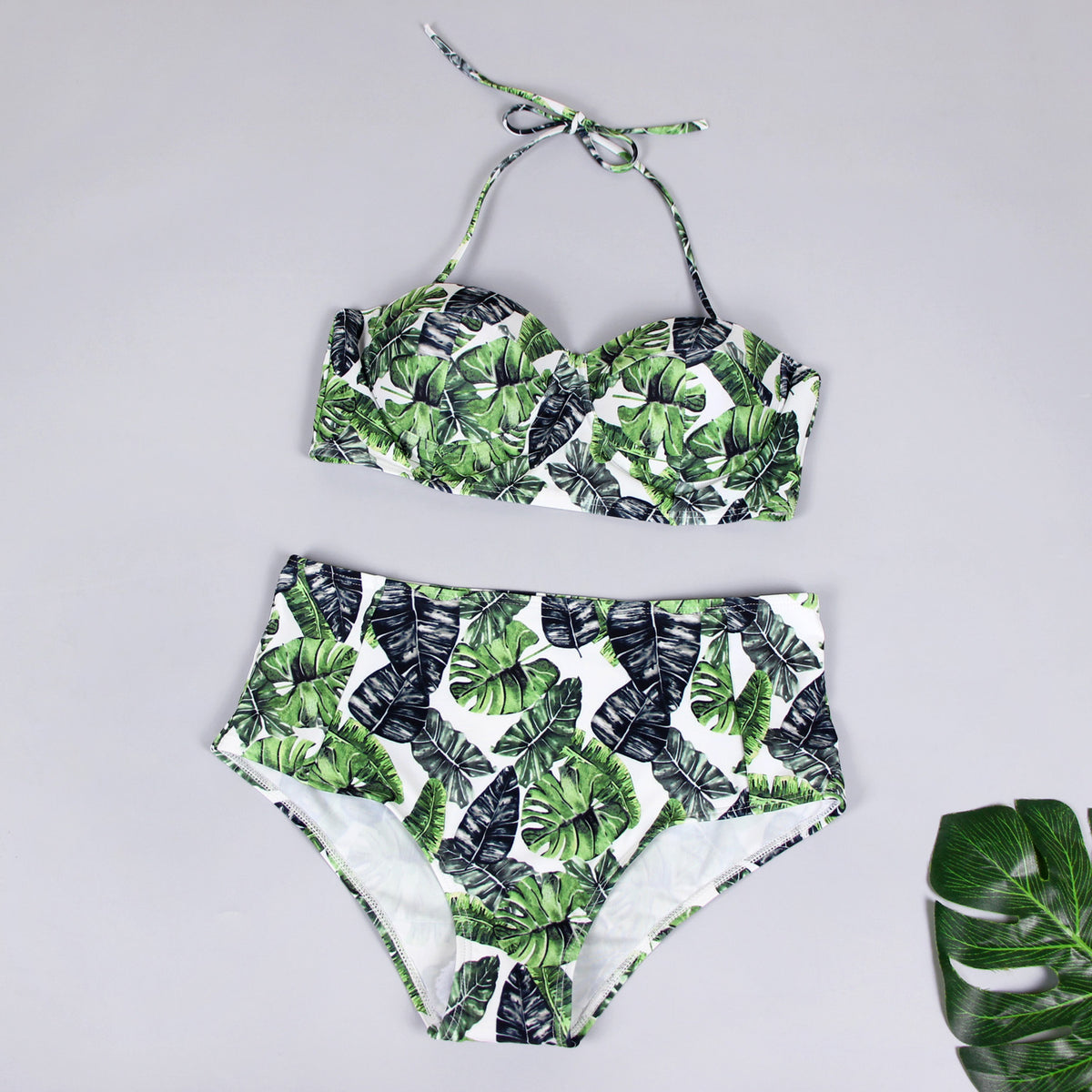 Traje de baño de dos piezas estampado con un diseño elegante.