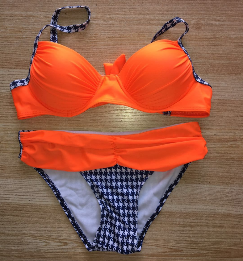 Conjunto de bikini color caramelo