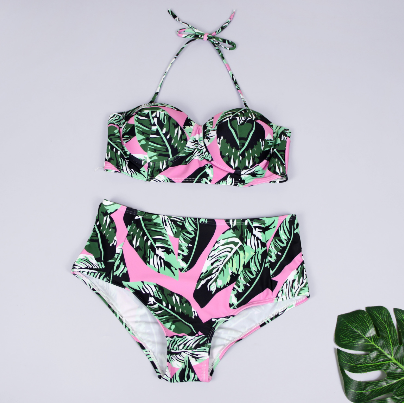 Traje de baño de dos piezas estampado con un diseño elegante.