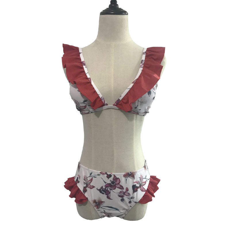 Elegante bikini de mujer con estampado floral y detalles de volantes.
