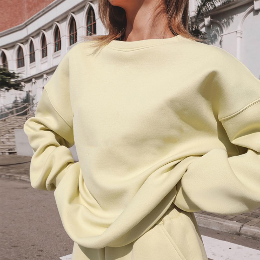 Traje de moda informal moderno para mujer al aire libre