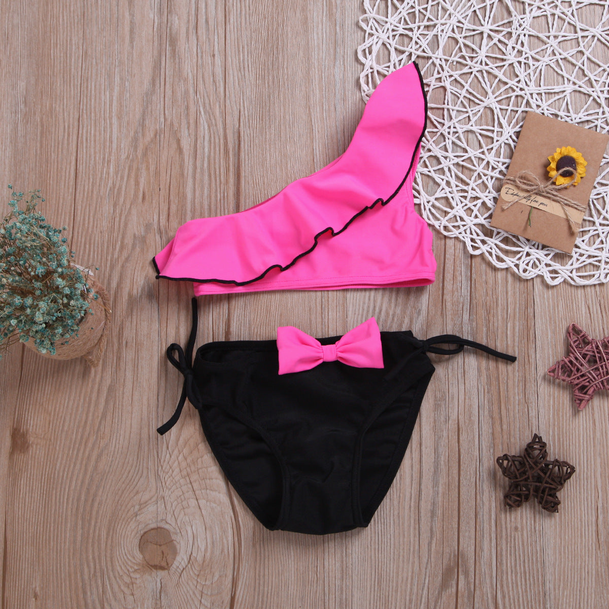 Traje de baño de dos piezas para niñas con volantes en los hombros y lazo, ideal para el verano.