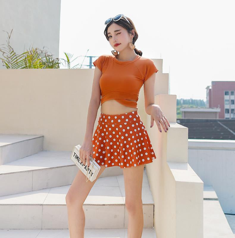 Bikini de mujer elegante con diseño de falda