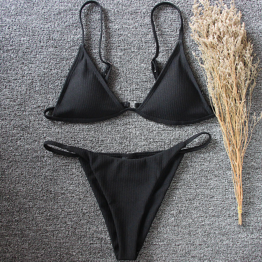 Traje de baño de dos piezas de color liso con braguita tipo tanga.