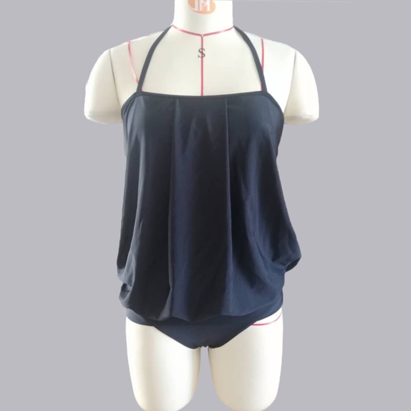 Conjunto de chaleco y braguita de traje de baño negro con cuello tipo palabra.