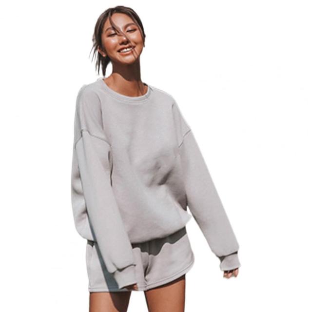 Traje de moda informal moderno para mujer al aire libre