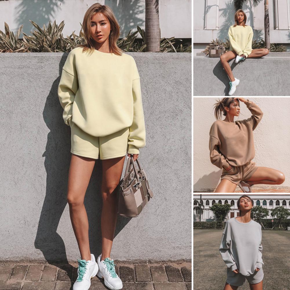 Traje de moda informal moderno para mujer al aire libre
